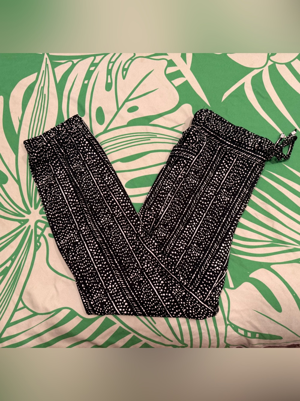 Robert Louis women’s size small flowy black & white pants